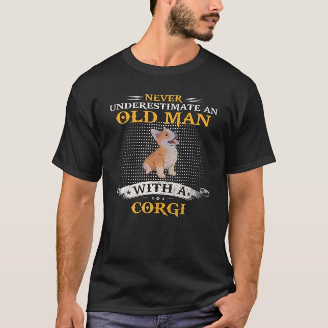 Manar underskattar aldrig en gammal man med Corgi  T Shirt (Framsida)
