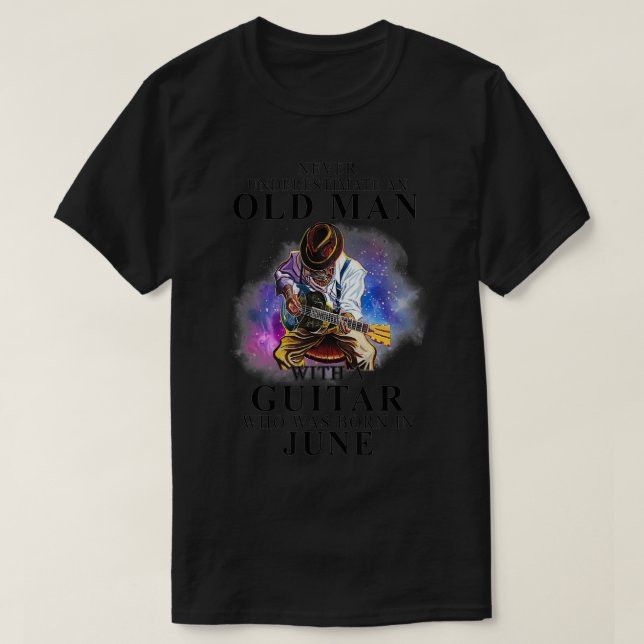 Manar underskattar aldrig en gammal man med en git t shirt (Design framsida)