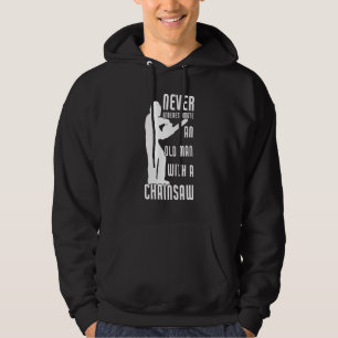 Manar underskattar aldrig en gammal man med en kai hoodie