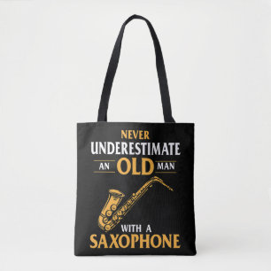 Manar underskattar aldrig en gammal man med en sax tygkasse