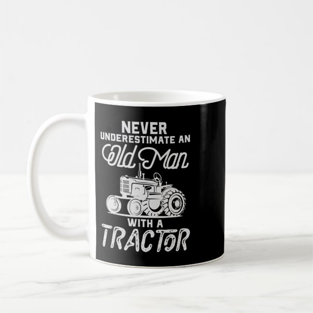 Manar underskattar aldrig en gammal man med en tra kaffemugg (Vänster)