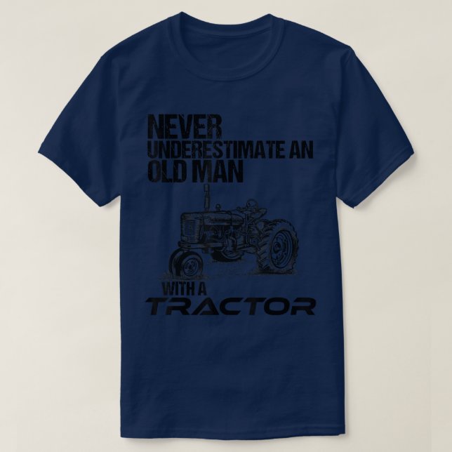 Manar underskattar aldrig en gammal man med en tra t shirt (Design framsida)