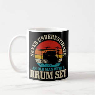 Manar underskattar aldrig en gammal man med en tru kaffemugg