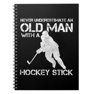 Manar underskattar aldrig en gammal man med hockey anteckningsbok
