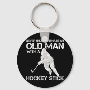 Manar underskattar aldrig en gammal man med hockey nyckelring