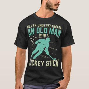 Manar underskattar aldrig en gammal man med hockey t shirt
