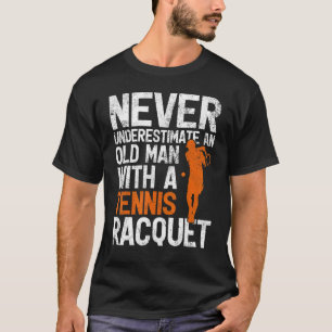 Manar underskattar aldrig en gammal man med tennis t shirt