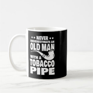 Manar underskattar aldrig en gammal man med tobak kaffemugg