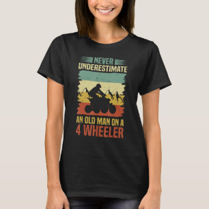 Manar underskattar aldrig en gammal man på 4 W T Shirt