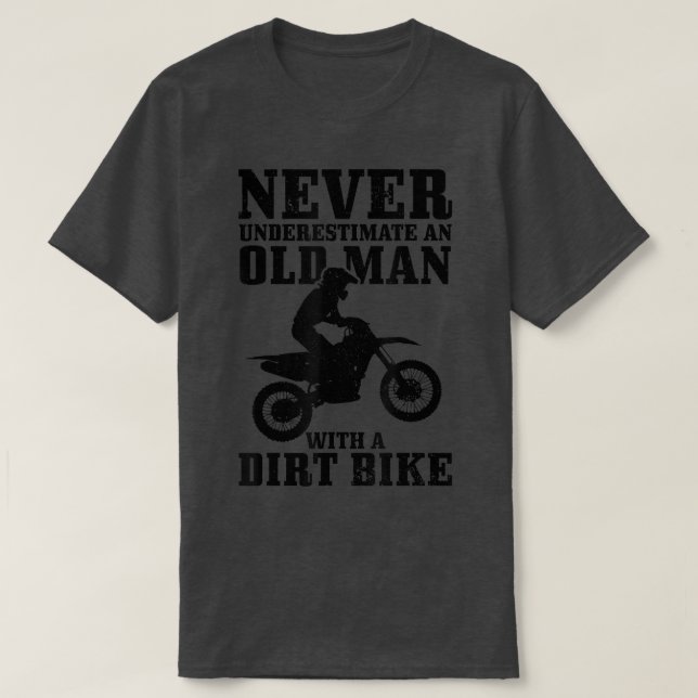 Manar underskattar aldrig en gammal man på Dirt Bi T Shirt (Design framsida)