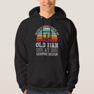 Manar underskattar aldrig en gammal man på grafisk hoodie