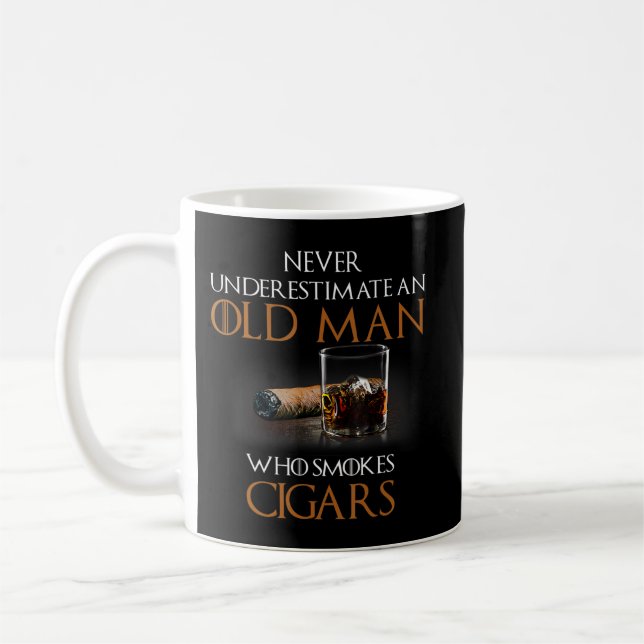 Manar underskattar aldrig en gammal man som röker  kaffemugg (Vänster)