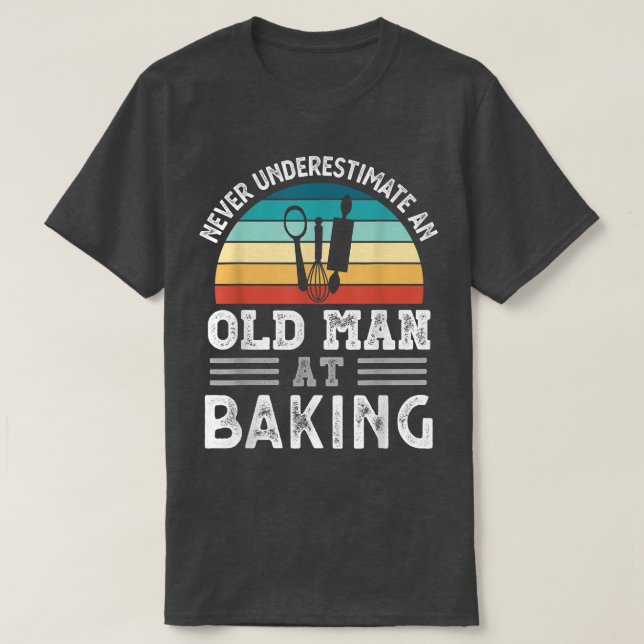 Manar underskattar aldrig en gammal man vid Baking T Shirt (Design framsida)