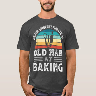 Manar underskattar aldrig en gammal man vid Baking T Shirt
