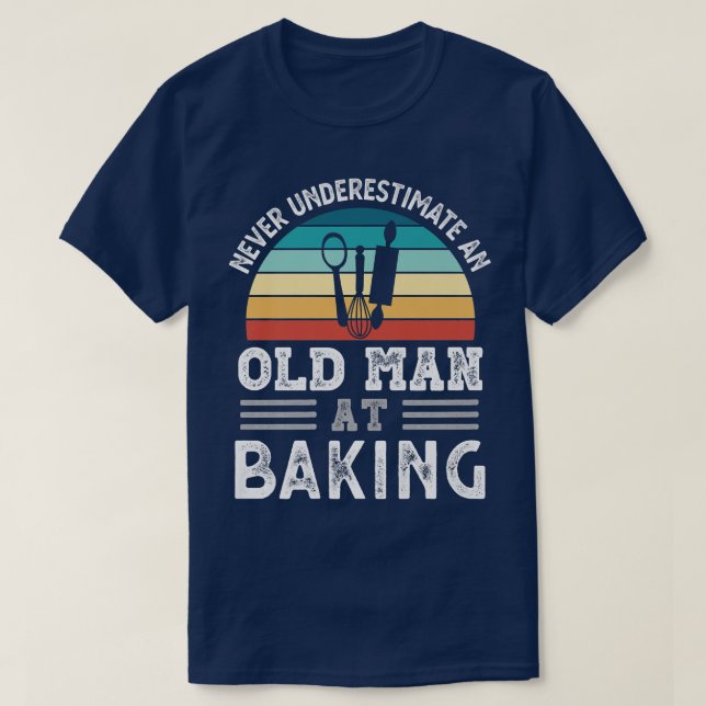 Manar underskattar aldrig en gammal man vid Baking T Shirt (Design framsida)