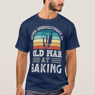 Manar underskattar aldrig en gammal man vid Baking T Shirt