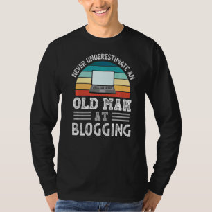 Manar underskattar aldrig en gammal man vid Bloggn T Shirt