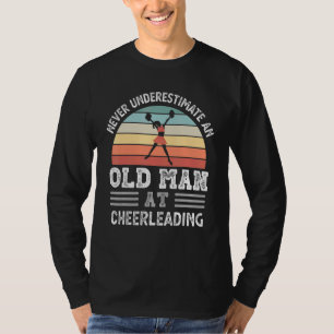 Manar underskattar aldrig en gammal man vid Cheerl T Shirt