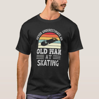Manar underskattar aldrig en gammal man vid Skadan T Shirt