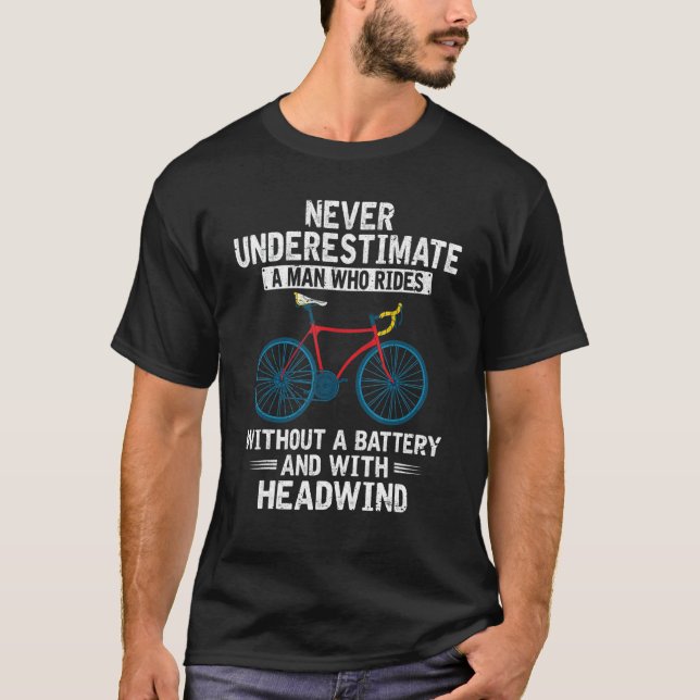 Manar underskattar aldrig en man-funny cyklisk bik t shirt (Framsida)