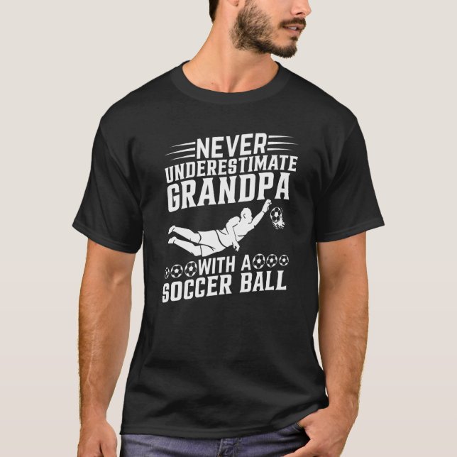 Manar underskattar aldrig farfar med en fotbollssä t shirt (Framsida)