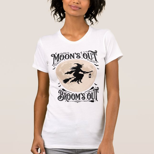 Månar Ut Kvastar Ut Häxa Halloween T Shirt (Framsida)