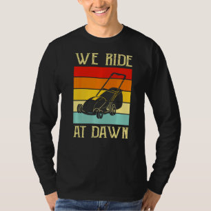 Manar we Ride at in Dawn Lawnmower Gräsmatta Mwing T Shirt
