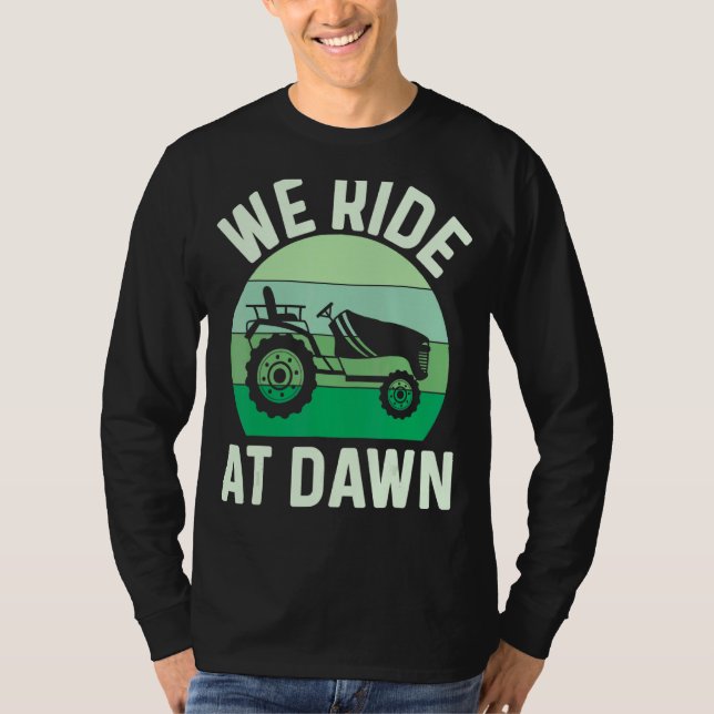 Manar we Ride at in Dawn Lawnmower Gräsmatta Mwing T Shirt (Framsida)