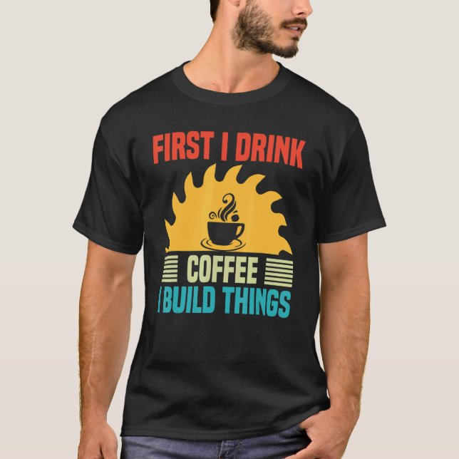 Manar Woodworking I Drink Coffee I Bygger Sak W T Shirt (Framsida)