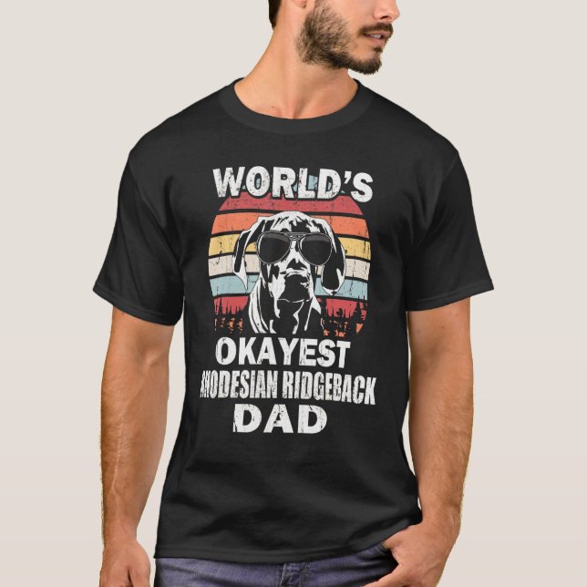 Manar Worlds Okayest Rhodesian Ridgeback Pappa Vin T Shirt (Framsida)