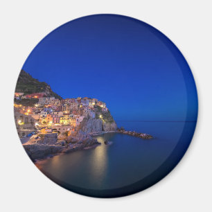 Manarola town i Cinquen Terre i aftonen Magnet