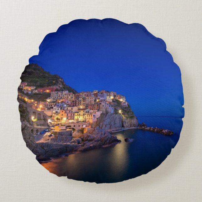 Manarola town i Cinquen Terre i aftonen Rund Kudde (Framsidan)