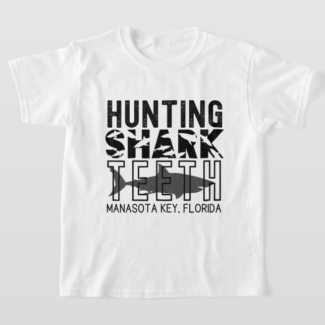 Manasota Nyckel Florida (Hunting Shark Teeth) T Shirt (Laydown)