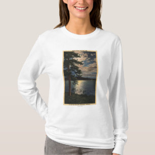 Månbelyst beskåda av sjön t-shirt