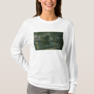 Månbelyst plats på sjön tee shirt
