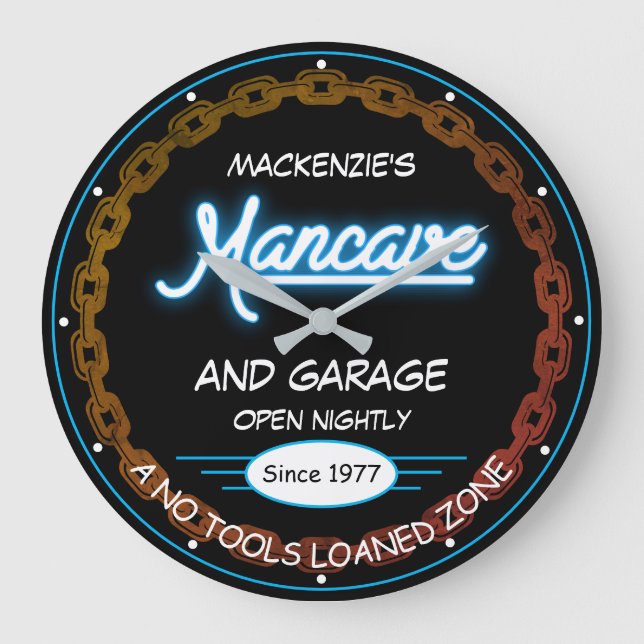 Mancave and Garage Namn Date chain Blue on Black Stor Klocka (Framsida)
