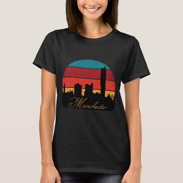 Manchester City Skyline Retro Synthwave Resa T Shirt (Framsida)