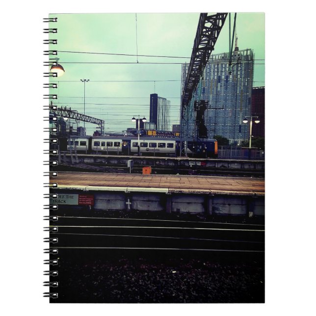 Manchester station, med beaktande av anteckningsbok (Framsidan)