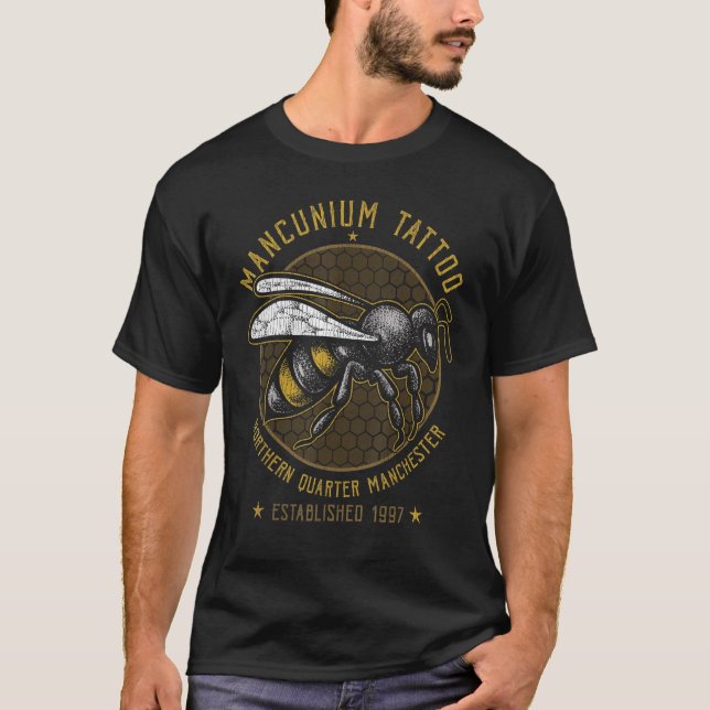 Mancunium Tattoo Manchester Worker Bee Tattoo Stud T Shirt (Framsida)
