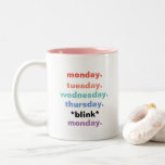 Måndag tisdag Blink Weekdays Funny Humor Två-Tonad Mugg<br><div class="desc">Det här är en underbar gåva till en medarbetare,  vän eller någon som känner humor. Text,  teckensnitt och färg kan ändras till din inställning. Om du behöver hjälp med att anpassa din produkt kan du kontakta mig genom min butik och jag kommer att vara lycklig för att hjälpa till.</div>