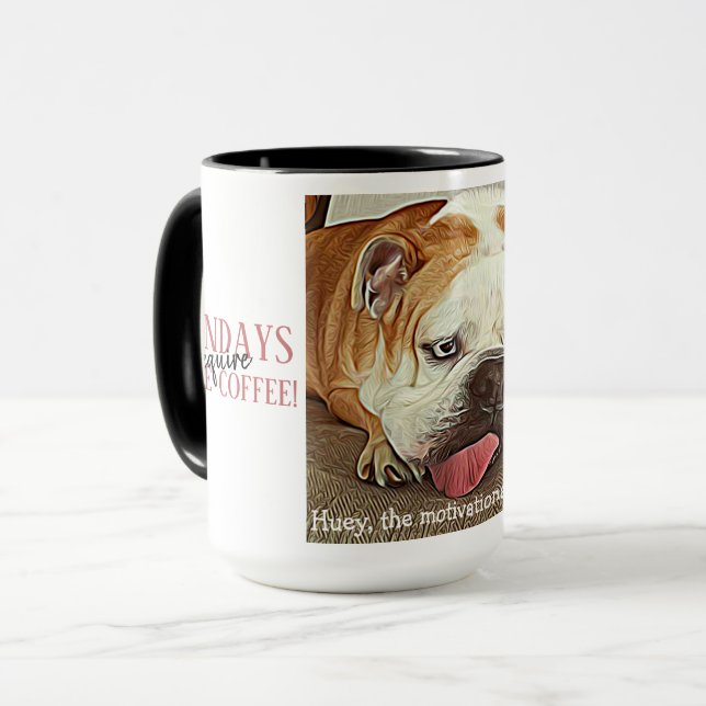 Måndagar kräver kaffetrött bulldog rosa tunga mugg (Framsida vänster)