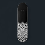 Mandala Black and White Mönster Mini Skateboard Bräda 18,5 Cm<br><div class="desc">En pulserande vit på svarta mandala-skateboard med en fantastisk symmetrisk mönster. Unik och djärv symbol för universum.</div>