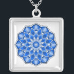 Mandala i blått silverpläterat halsband<br><div class="desc">Medan mandala härstammar från Indien är i dag skönheten hos de moderniserade mandalerna lämplig för många artiklar i hemmet,  liksom för dekorationer på kläder. Obs! Det finns en mängd olika produkter med den här designen som passar ditt hem eller din funktion,  och mandalas i andra färg.</div>