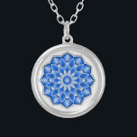 Mandala in blue Necklace Silverpläterat Halsband<br><div class="desc">Medan mandala härstammar från Indien är i dag skönheten hos de moderniserade mandalerna lämplig för många artiklar i hemmet,  liksom för dekorationer på kläder. Obs! Det finns en mängd olika produkter med den här designen som passar ditt hem eller din funktion,  och mandalas i andra färg.</div>
