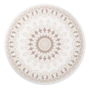 Mandala medaljong i mjuk beige och vit knopp