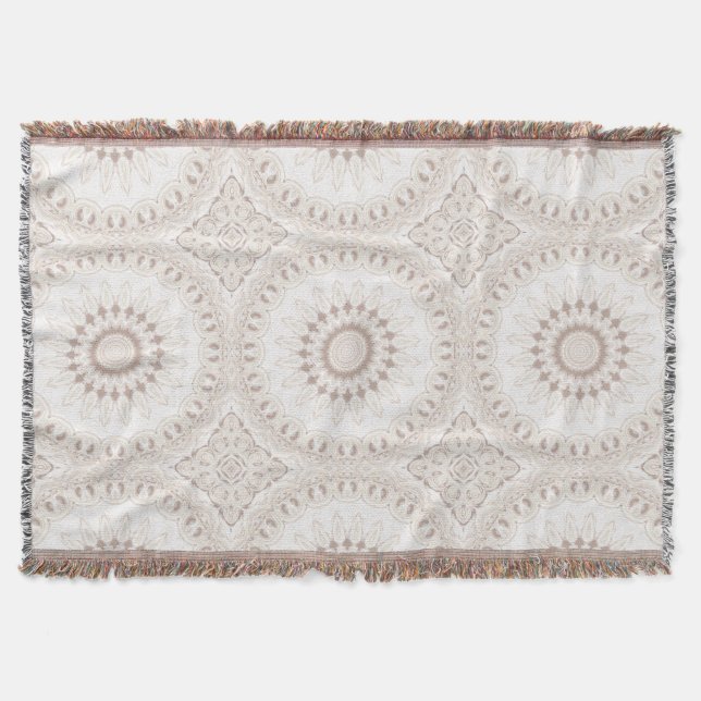 Mandala-medaljong i mjuk beige och vit mysfilt (Framsidan)