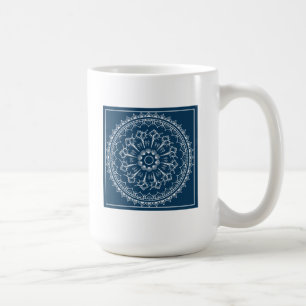 Mandala som göras av snäckskal kaffemugg