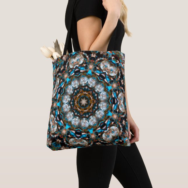Mandala som ser ut som en krater på ljusa färger tygkasse (Närbild)
