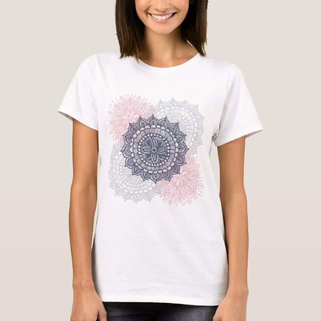 Mandala Tracery Ornament Mönster T-Shirt (Framsida)