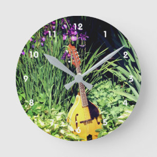 Mandolin and Iris Blomsterträdgård Rund Klocka